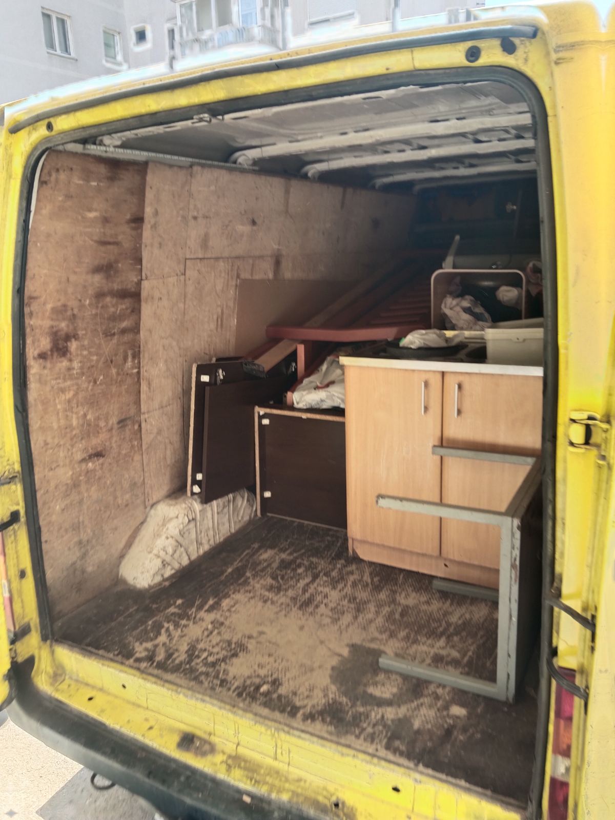 Iznošenje nameštaja Beograd - kombi sa stvarima